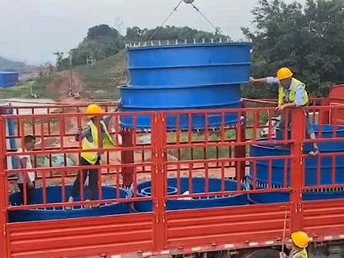 我公司防水套管到貨大連某工地吊裝現場